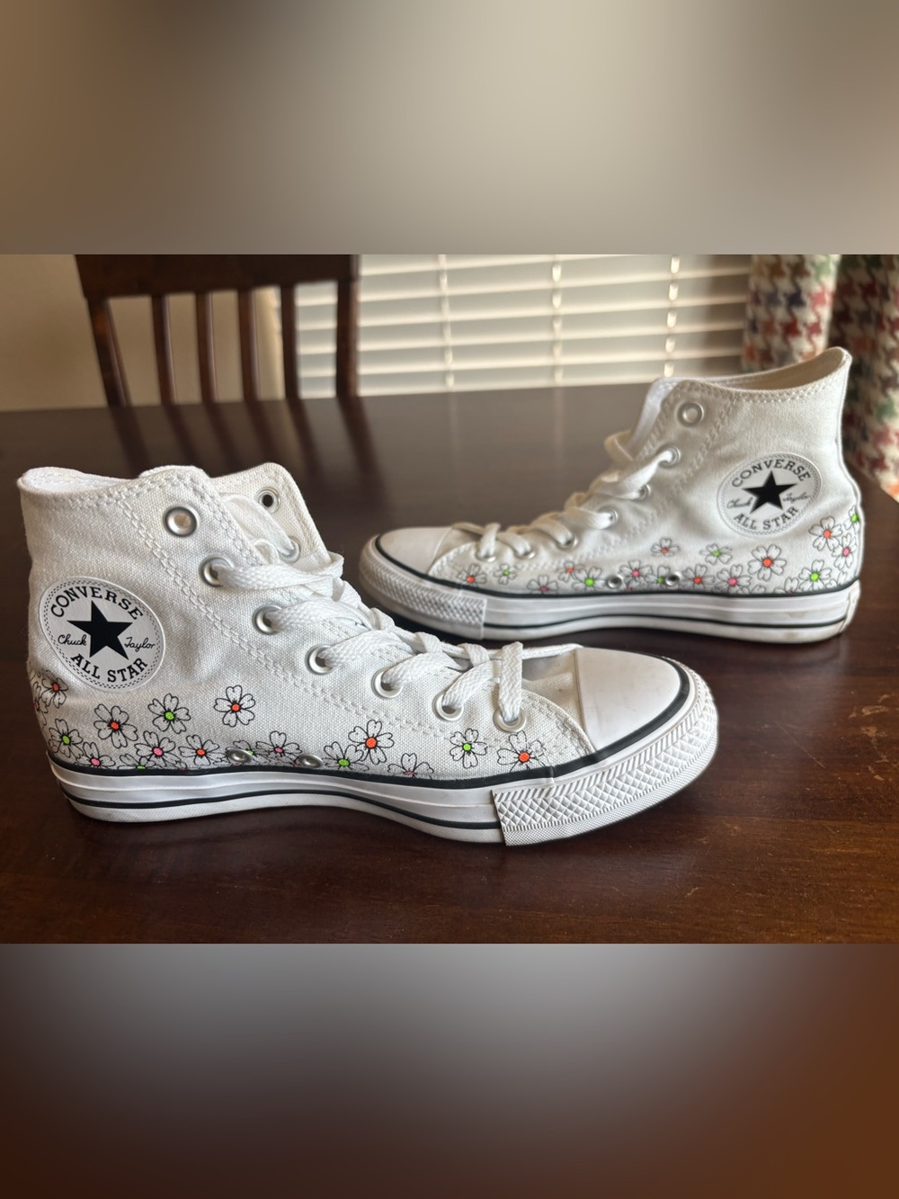 Converse Chuck Taylor HighTops - White Canvas Sneakers w/Floral Print. Size 8